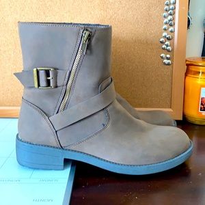 Brash brown buckle boots. Size 11